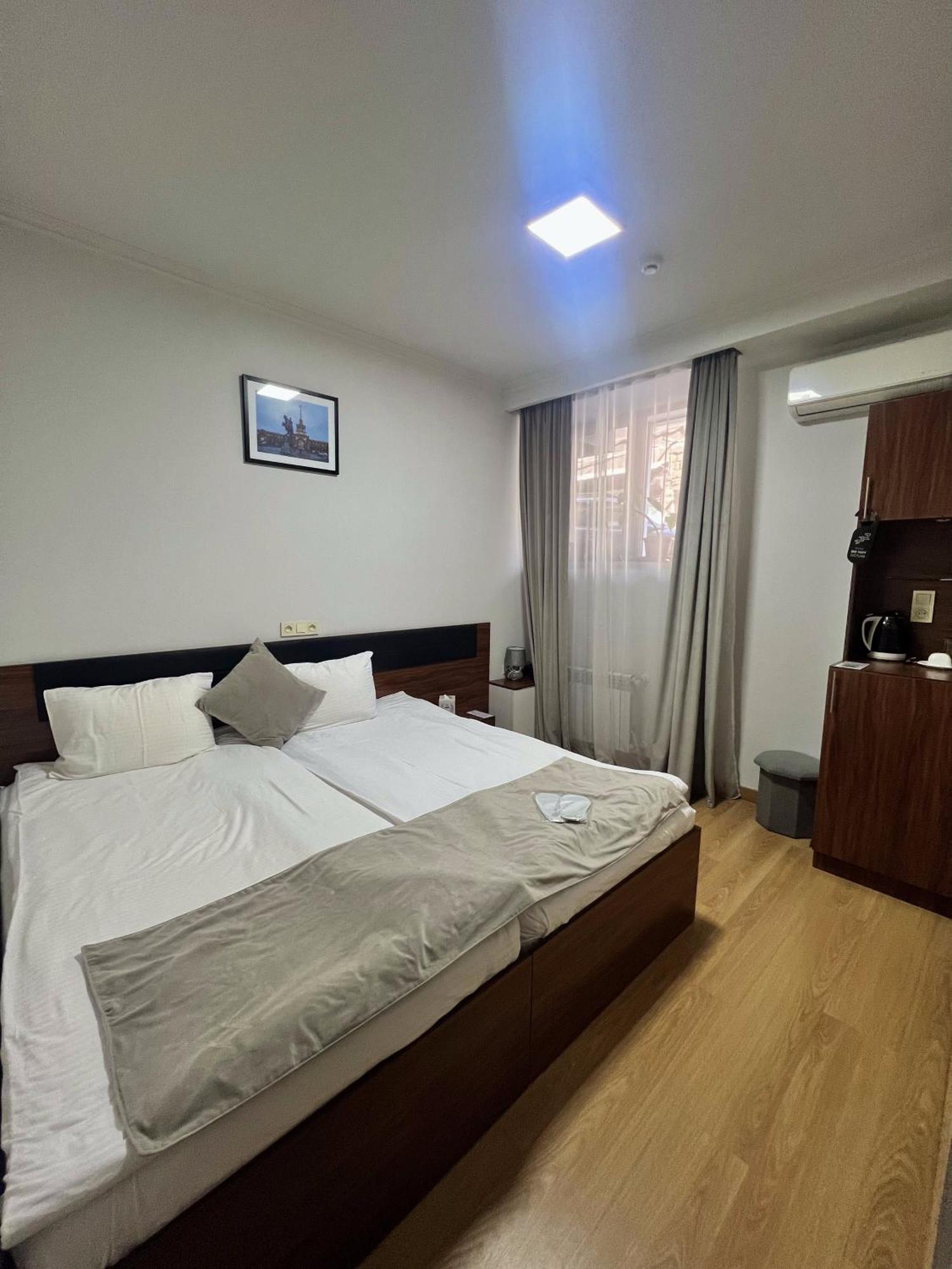 Mashtots Hotel Erevan Exterior foto
