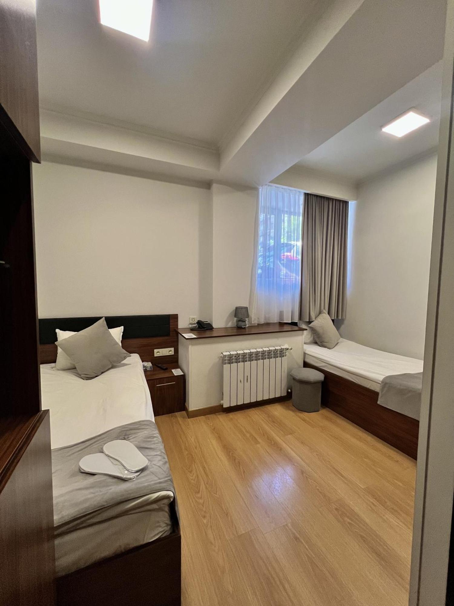 Mashtots Hotel Erevan Exterior foto