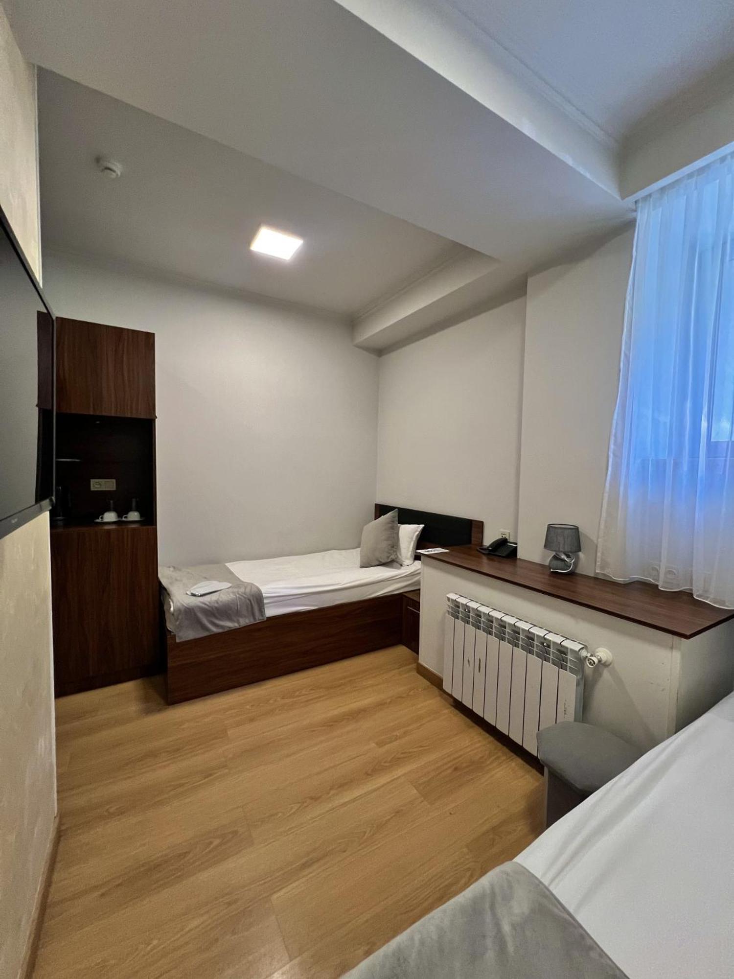 Mashtots Hotel Erevan Exterior foto