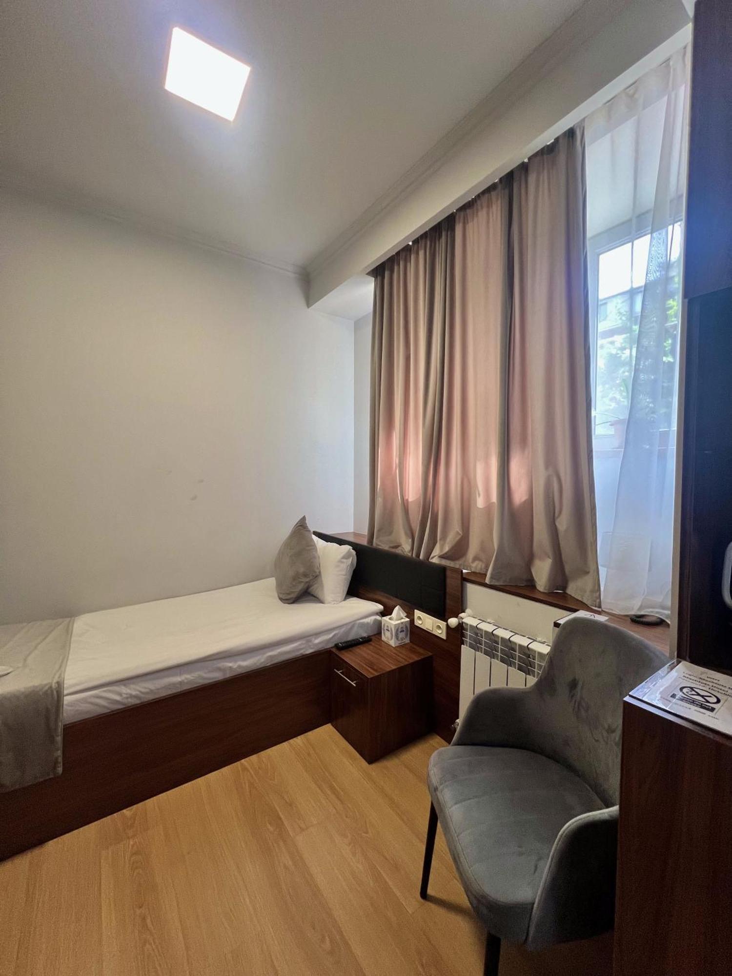 Mashtots Hotel Erevan Exterior foto