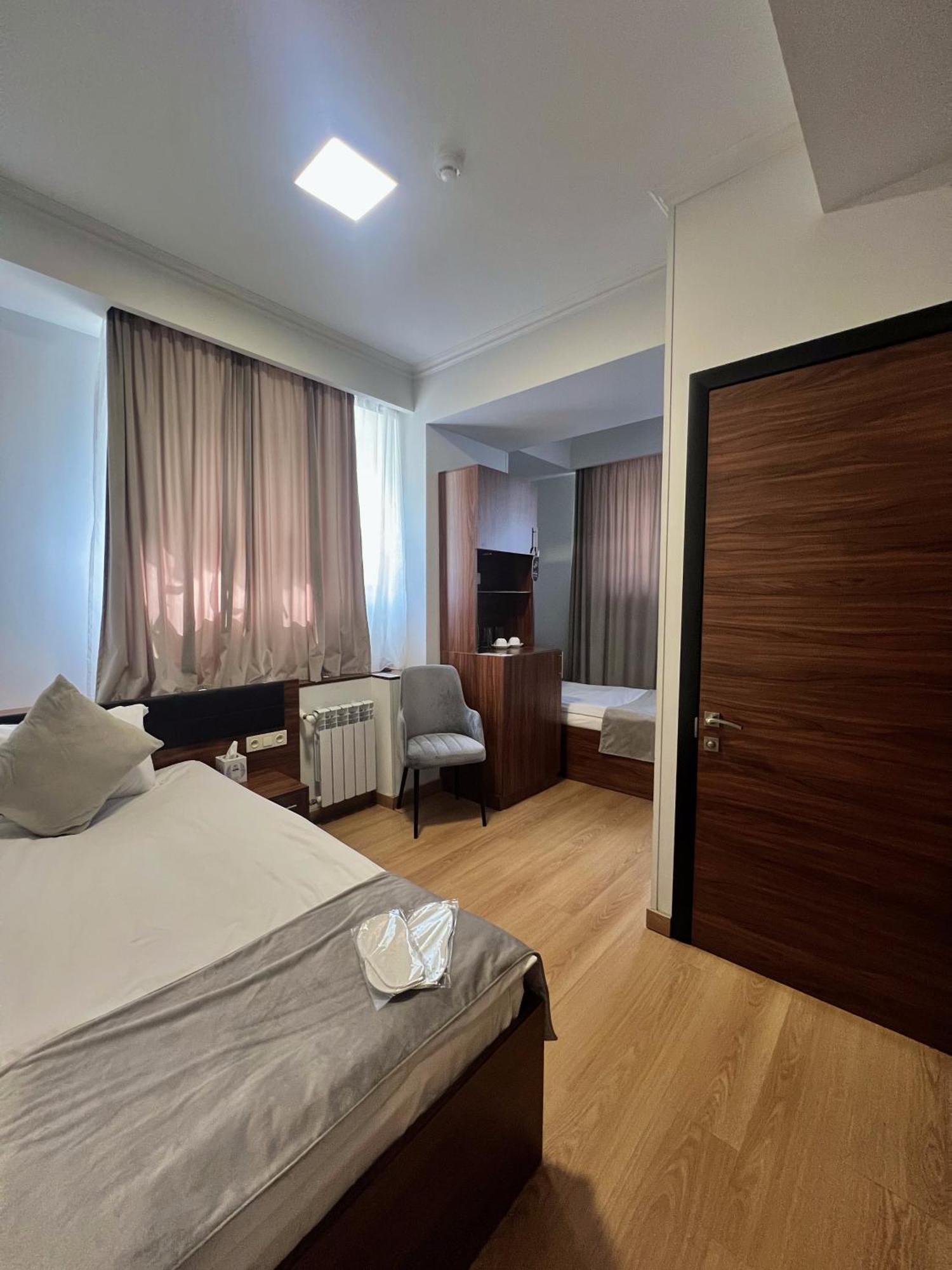 Mashtots Hotel Erevan Exterior foto