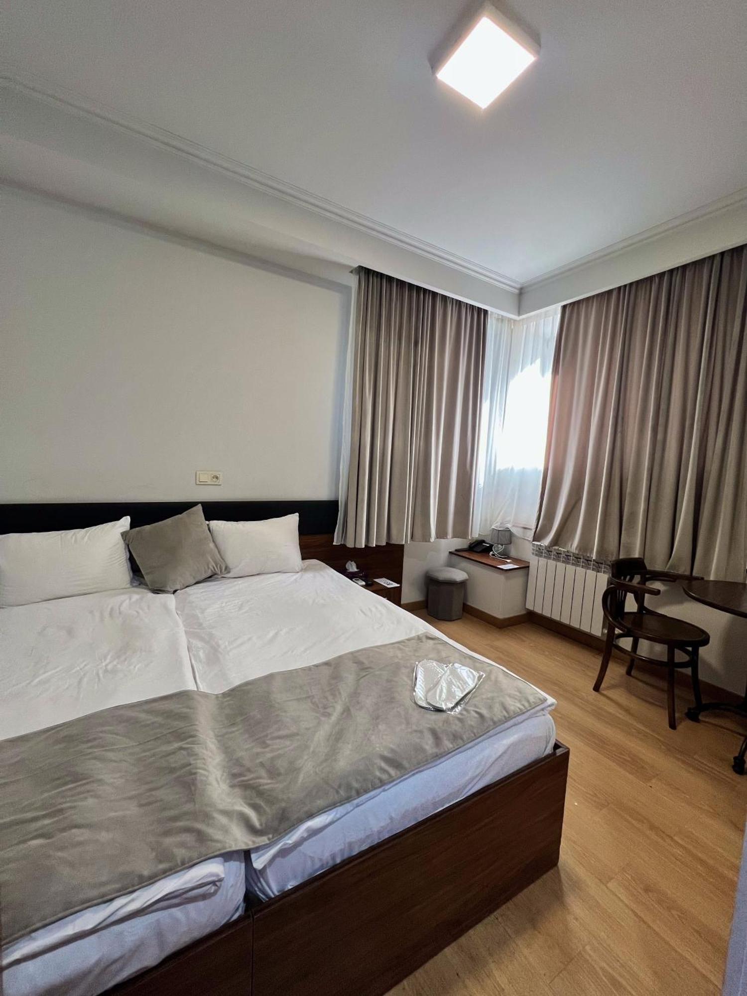 Mashtots Hotel Erevan Exterior foto